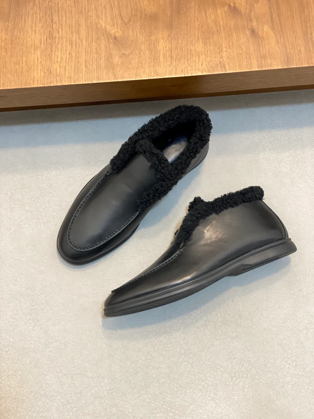 Men's Men's Shoes💰860 LoroPiana/nuoyoupiana men's new autumn and winter wool shoes, Dongguan-made raw materials are in great demand! This casual shoe is made of imported calfskin, with a full wool lining and insole for an extraordinarily comfortable and warm wearing experience. The ultra-light two-color rubber sole creates a charming modern aesthetic. There is an LP logo on the bottom. The style is simple and fashionable, and the upper foot is comfortable, warm and breathable! Comes complete with original box packaging! Size: 39-40-41-42-43-44 standard leather shoe size (45/46 can be customized but does not support returns)